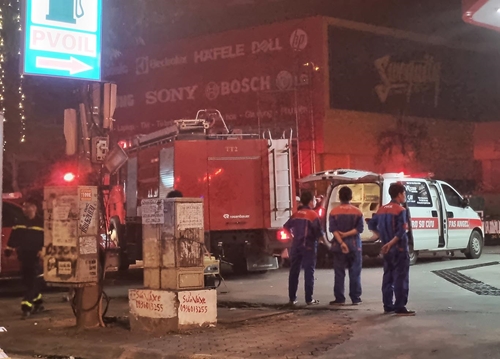 Hà Nội: Cháy lớn trong đêm tại tòa nhà kinh doanh dịch vụ ở đường Láng